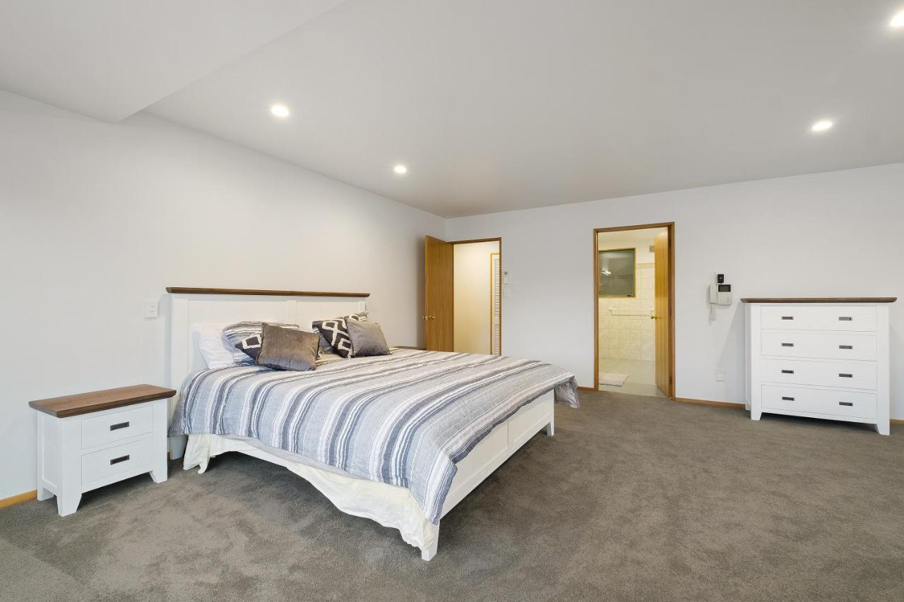 Huge Lakefront Delight - Queenstown Holiday Home Екстериор снимка
