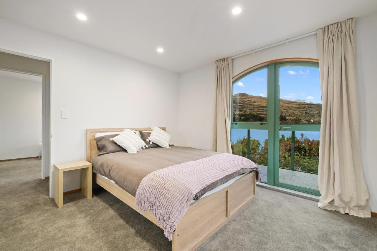 Huge Lakefront Delight - Queenstown Holiday Home Екстериор снимка